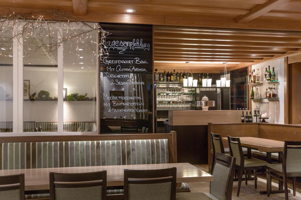 Wirtshaus & Hotel Goldener Greif Edelsfeld エクステリア 写真