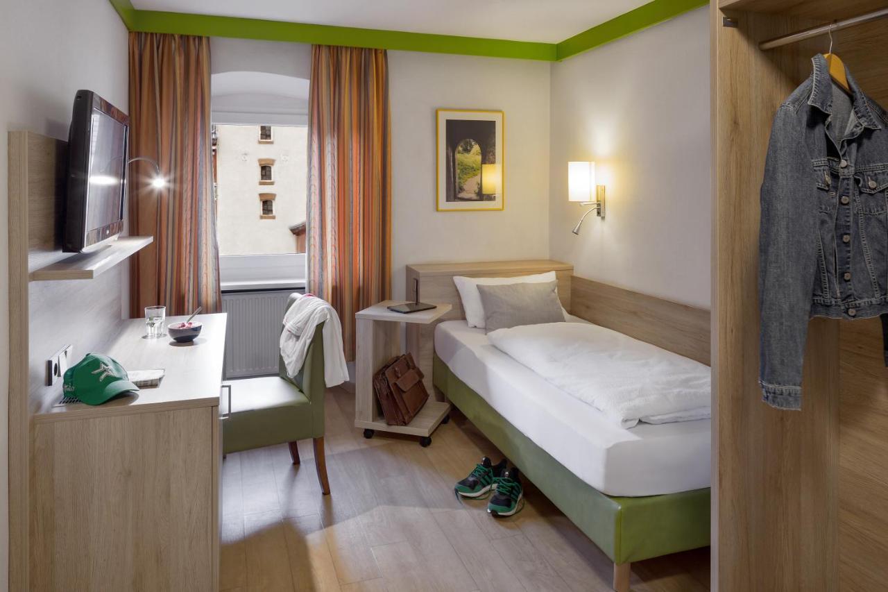 Wirtshaus & Hotel Goldener Greif Edelsfeld エクステリア 写真