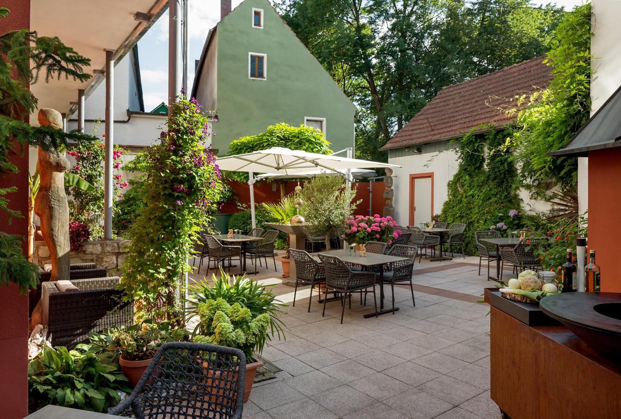 Wirtshaus & Hotel Goldener Greif Edelsfeld エクステリア 写真
