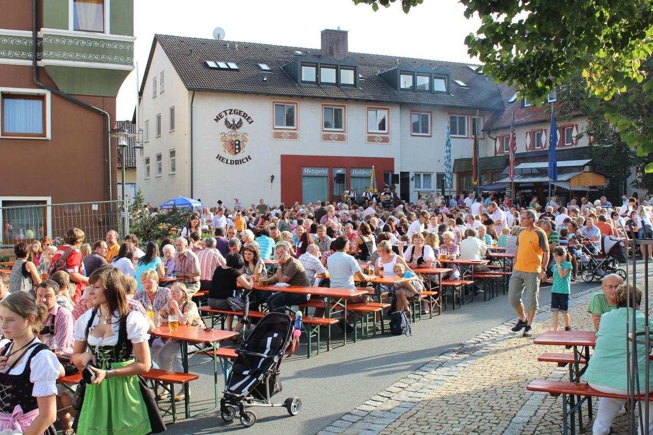 Wirtshaus & Hotel Goldener Greif Edelsfeld エクステリア 写真